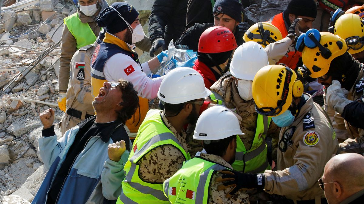 Dvě Turkyně vysvobodili záchranáři po sedmi dnech od zemětřesení