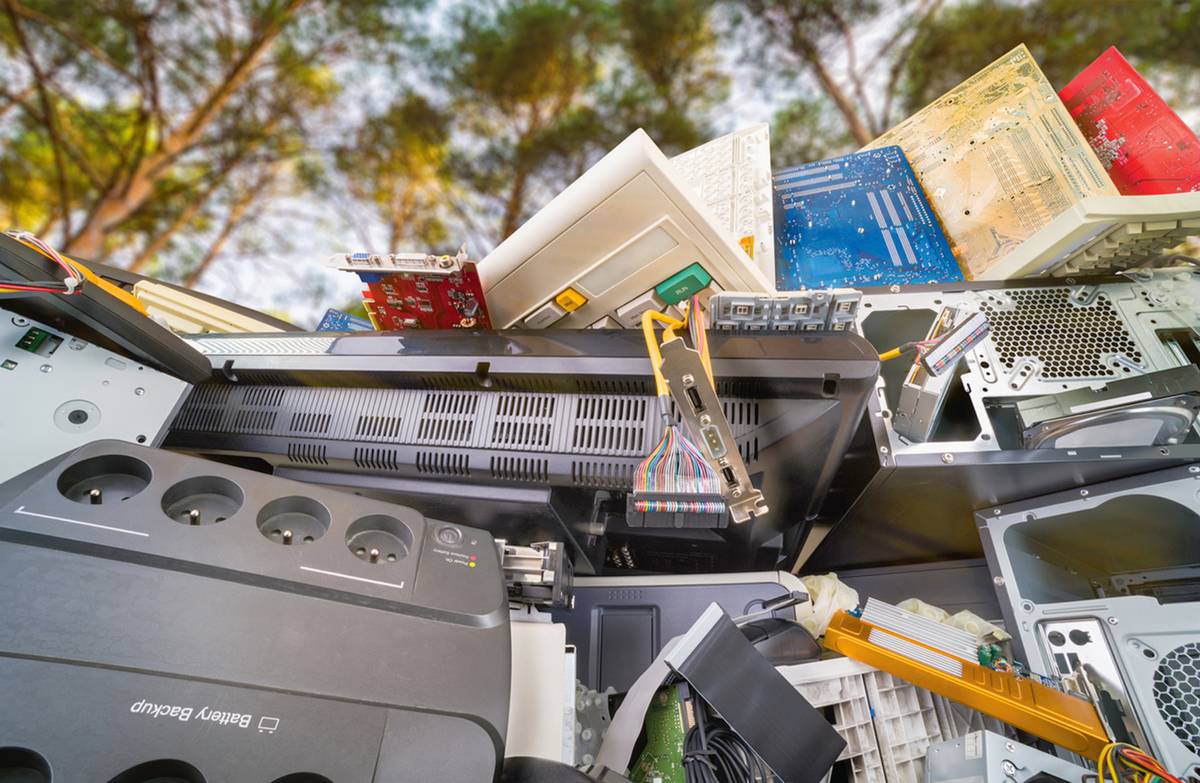 Sběrný dvůr je stabilním místem pro bezplatné shromažďování a sběr vybraných složek komunálních odpadů. Je vybaven různými druhy kontejnerů, mimo jiné i kontejnery na odpadní elektrospotřebiče.