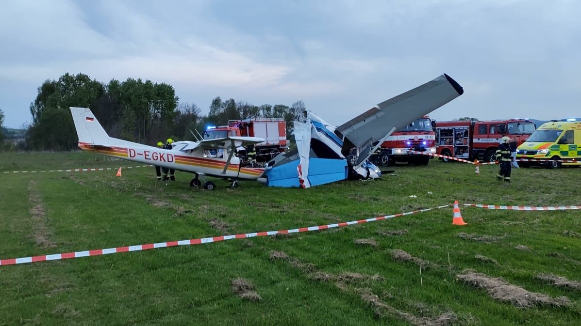 Při srážce malých letadel u Klatov se zranili piloti i dvě děti
