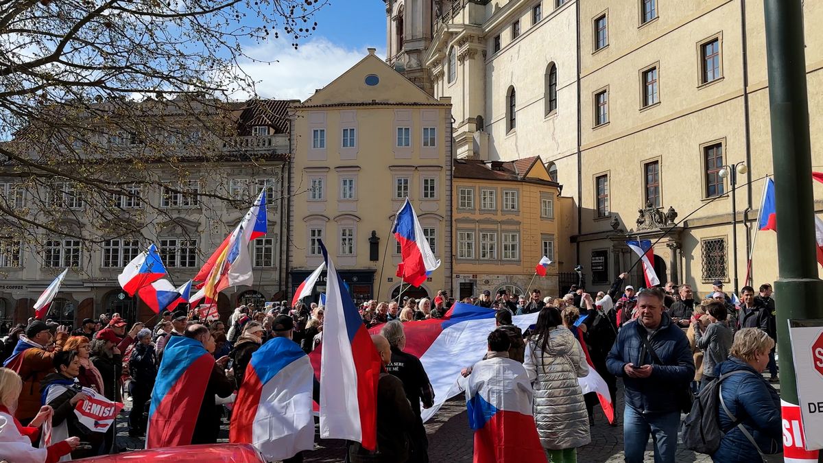 Desítky lidí hlučí kolem Sněmovny a žádají demisi vlády