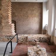 V budově je vidět vývoj architektonických stylů od 13. do 21. století, proto ve vstupní hale nechali pro návštěvníky odhalenou tuto část zdi.