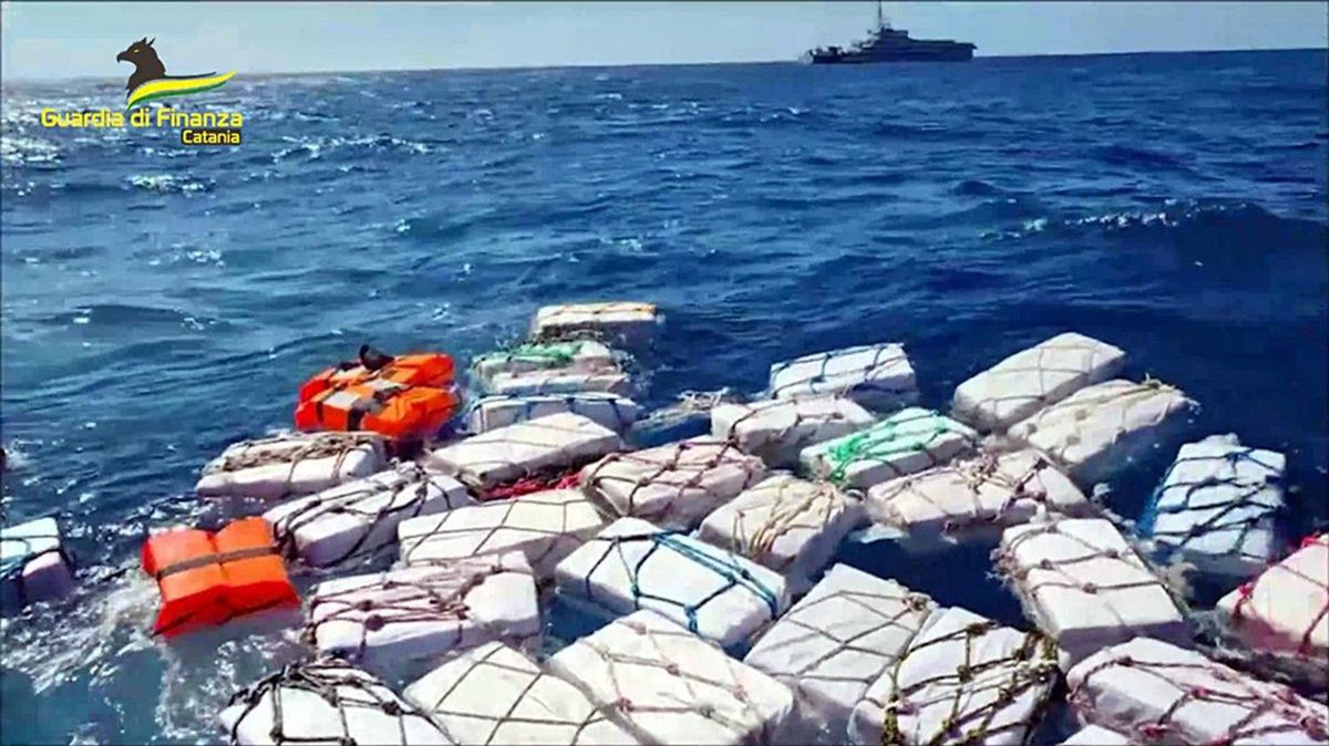 Policie zadržela u Sicílie 5,3 tuny kokainu za dvacet miliard. Jde o historicky největší úlovek této drogy v Itálii