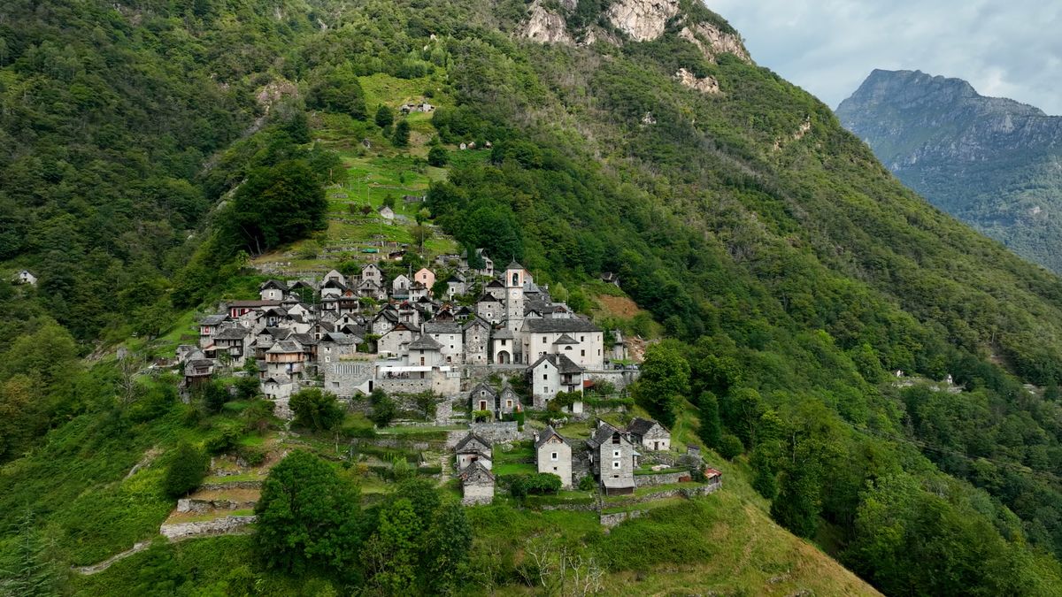 Umírající vesnička spěla k zániku. Švýcaři ji zachránili po italsku