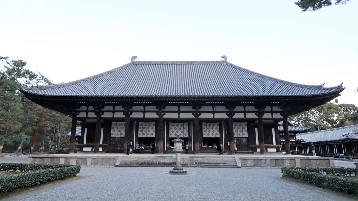Teenager poškodil historický chrám v Japonsku. Vyryl do něj jméno