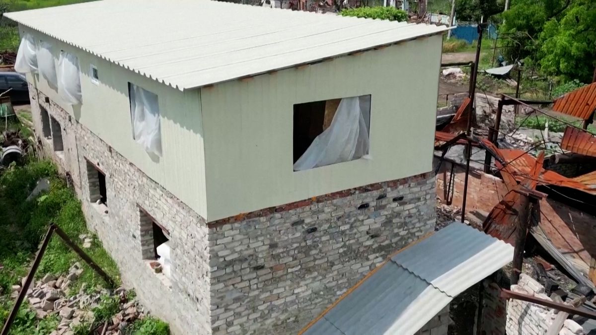 Ukrajinec dostavuje dům z materiálu, který má k dispozici. Z beden po ruské munici