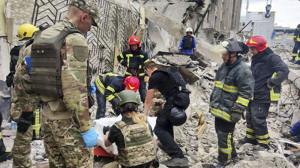 Rusko tvrdí, že v pizzerii plné civilistů zabilo dva generály a 50 ukrajinských důstojníků