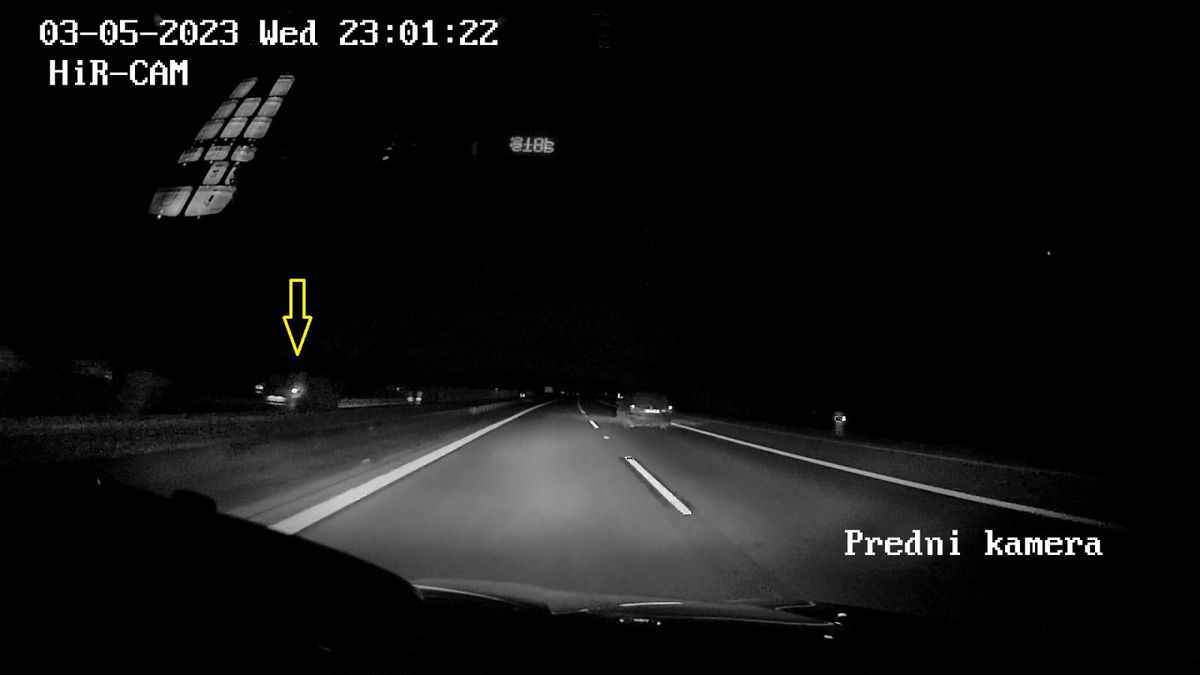Senior jel po D5 přes 20 kilometrů v protisměru. Asi vyjel špatně od benzinky