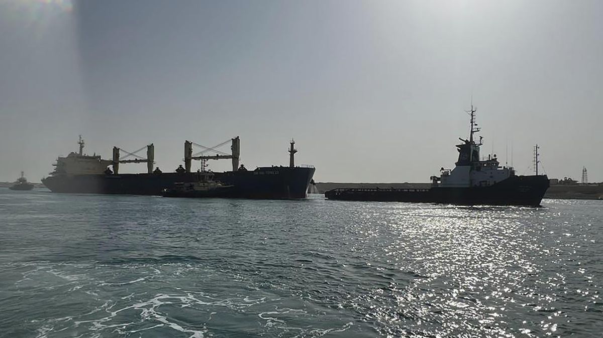 Suezský průplav zablokovala uvázlá nákladní loď