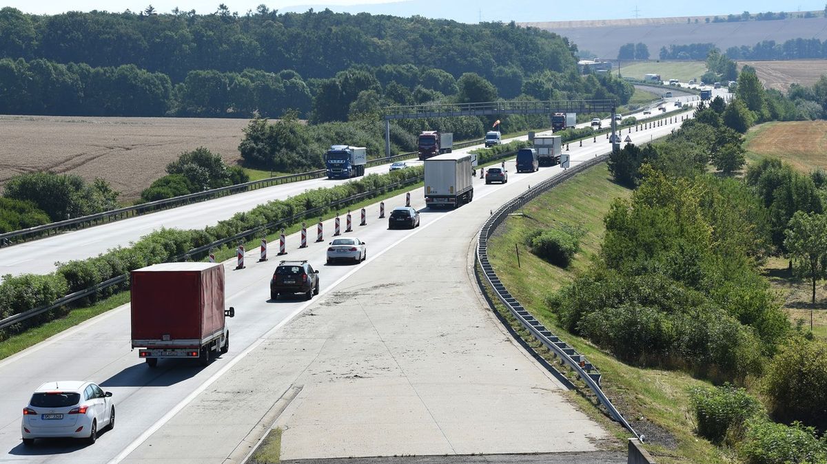 Dálnici D35 u Olomouce zablokovala havárie kamionu. Musí se přeložit náklad