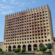 Poněkud jiné zážitky pak nabízí hlavní město Abcházie Suchumi, které vyniká typickou sovětskou architekturou. I tady lze najít místa, která jsou ale opuštěná a pustá, ať už je to nádraží nebo někdejší budova úřadu vlády, která ční zlověstně k nebi.