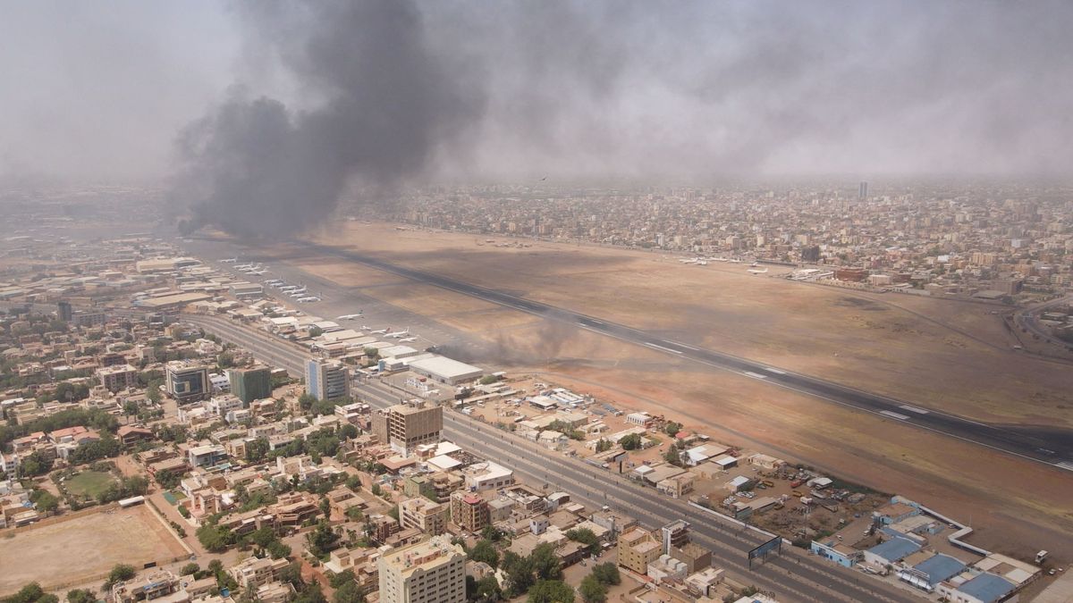 V Súdánu navzdory příměří zuří boje. Cizinci se snaží dostat z Chartúmu