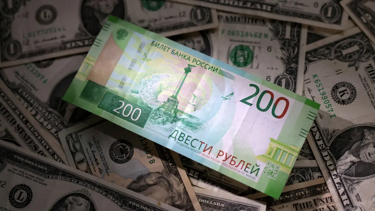 Rubl oslabuje. Vůči dolaru a euru je nejníže od loňského dubna