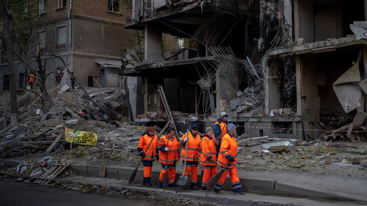 Zásah obytného domu ve Lvově. Ruské rakety opět útočily i na západní Ukrajinu