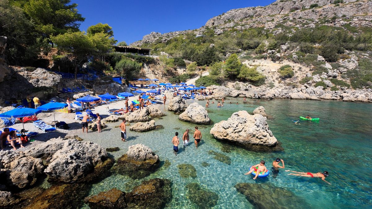Řecko nabídne týden zdarma na Rhodu turistům, jimž dovolenou na ostrově zkrátil požár