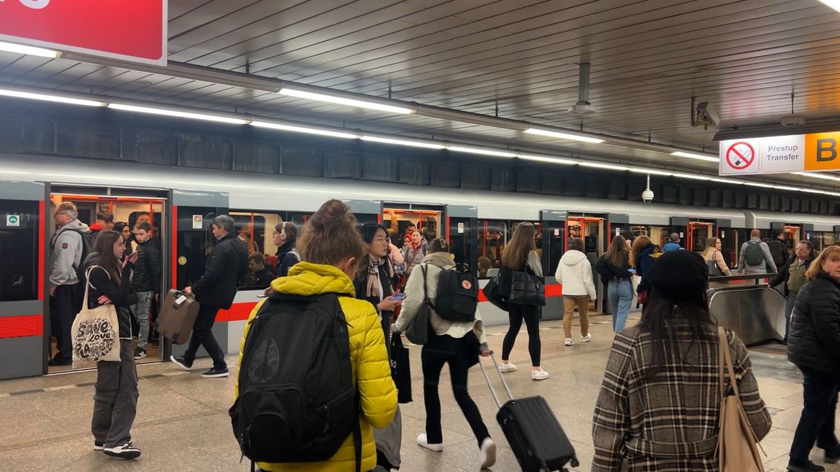 Část linky metra C opět nejezdí