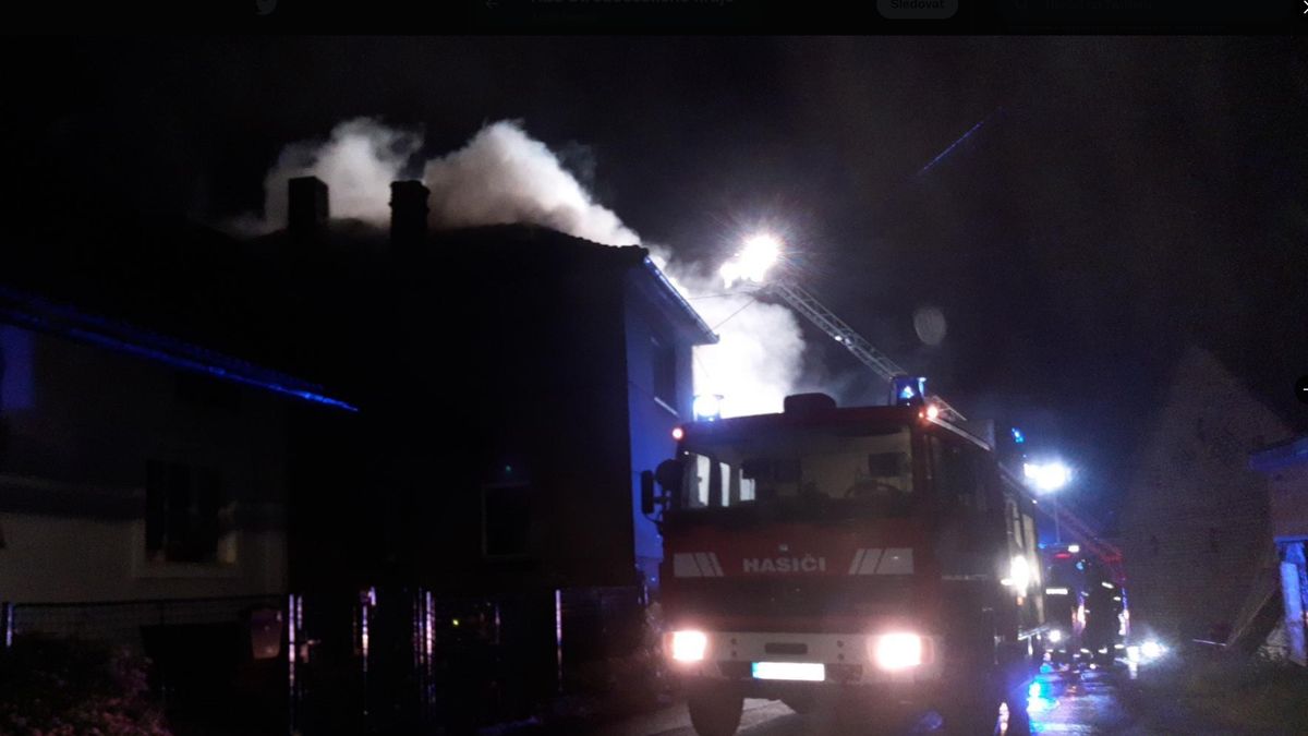 Jeden člověk zemřel a další je zraněný po nočním požáru domu na Berounsku