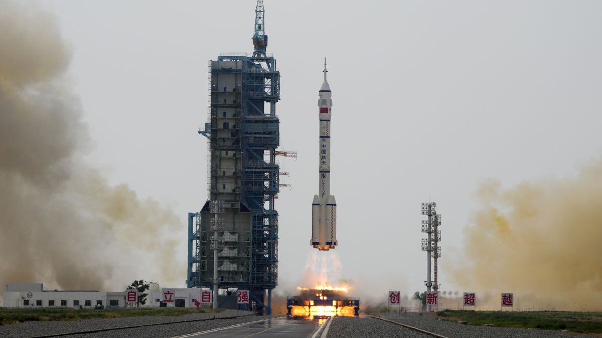 K čínské vesmírné stanici odstartovala loď Šen-čou 16. Poprvé je na palubě i civilista