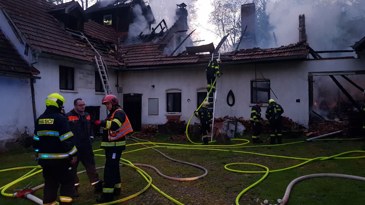 Plameny zachvátily mlýn na Plzeňsku, škoda přesáhne milion korun