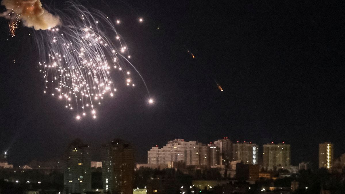 Dronový ohňostroj na kyjevském nebi. Kamery zachytily ruský noční útok šáhidy