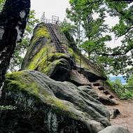 K vyhlídce Šikmá věž vedou schody vytesané do skály.