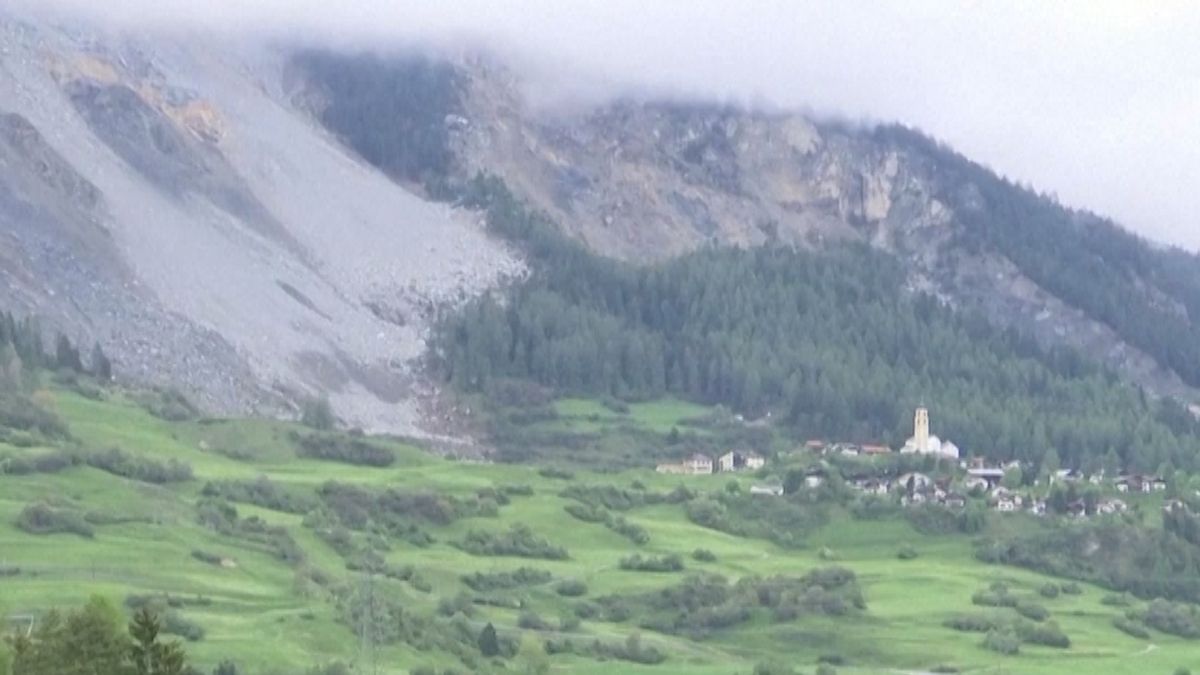 Ke švýcarské vesnici se sesunula masa kamení
