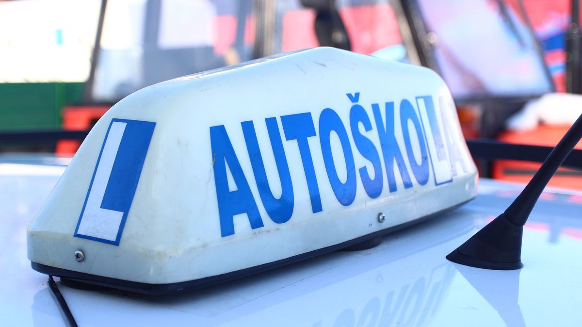 Učitel autoškoly na Zlínsku dostal za jízdy infarkt. Sedmnáctiletá dívka za volantem mu zachránila život