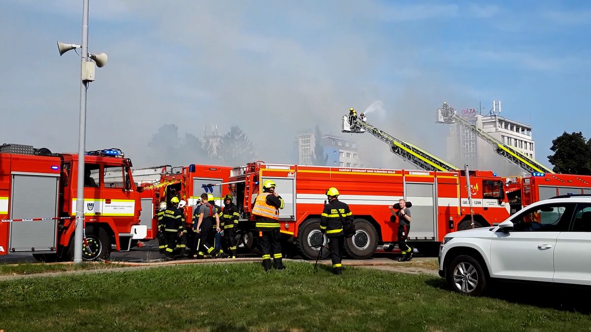 Hoří průmyslový areál na Zlínsku. Oheň se už podařilo dostat pod kontrolu
