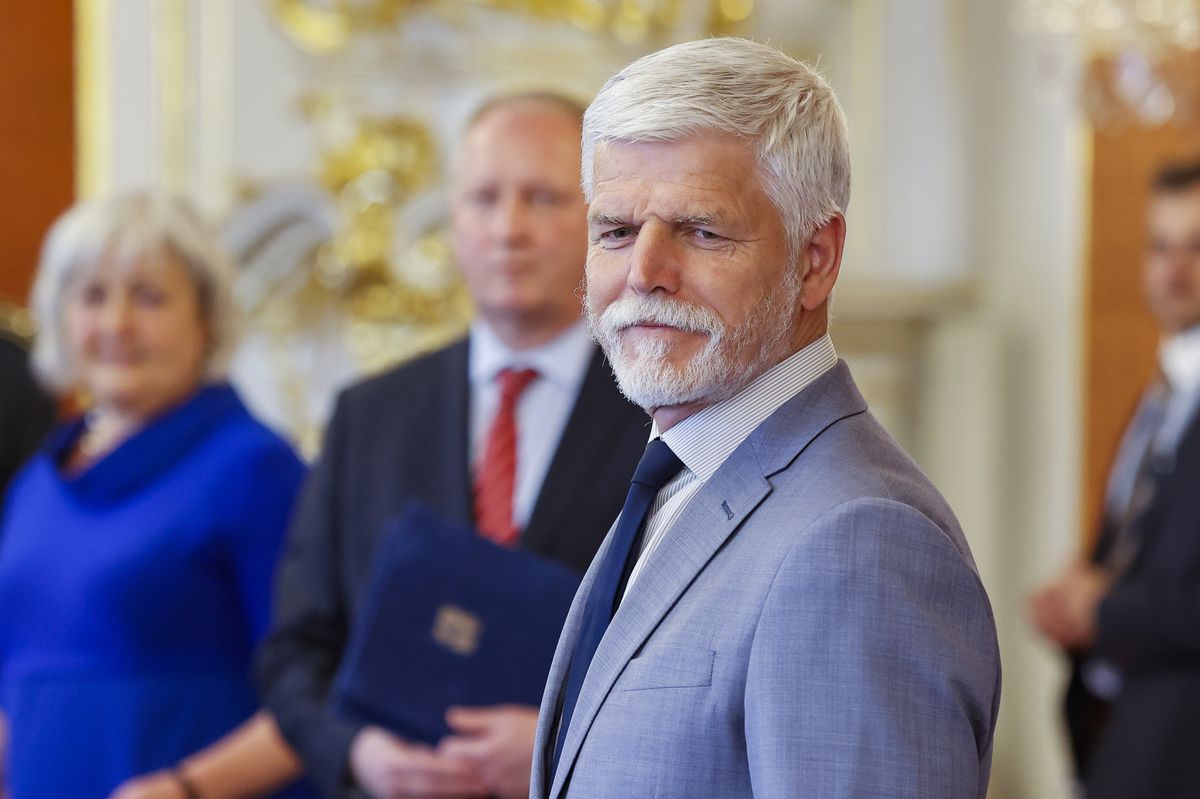 Učitelé budou mít plat minimálně 130 procent průměrné mzdy, podepsal Pavel