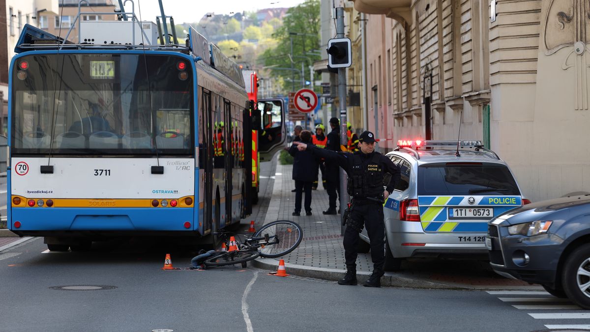 Cyklistka skončila v Ostravě pod koly trolejbusu, podle policie jela na červenou