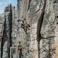 Skalní oblast je u horolezců velmi oblíbená.