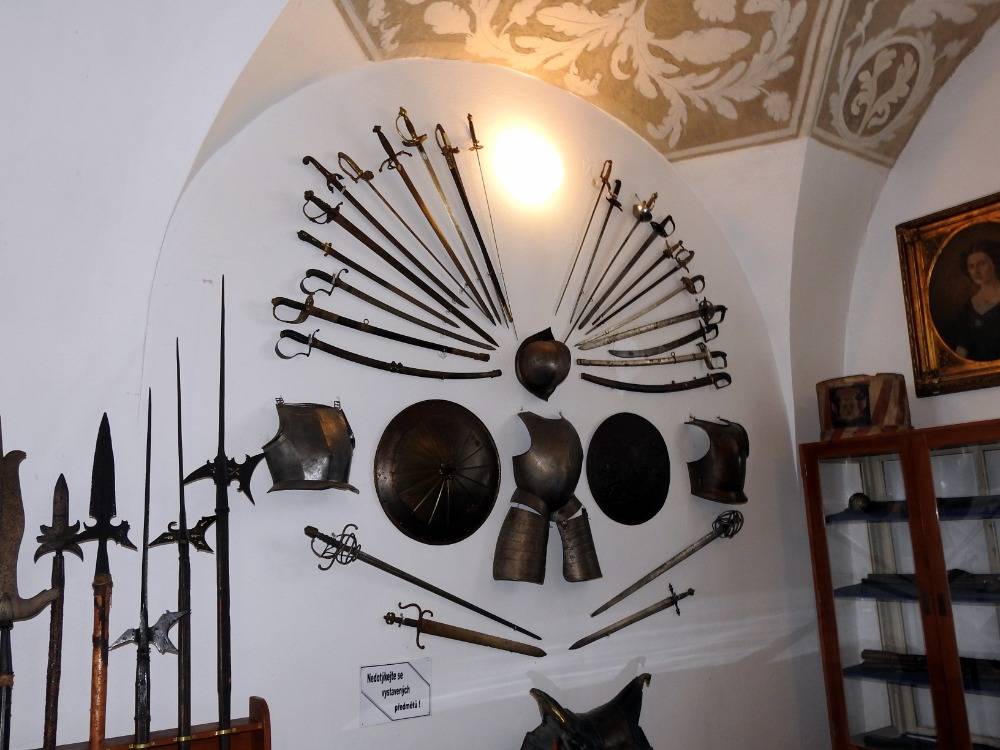 Na každém hradě musejí být zbraně.