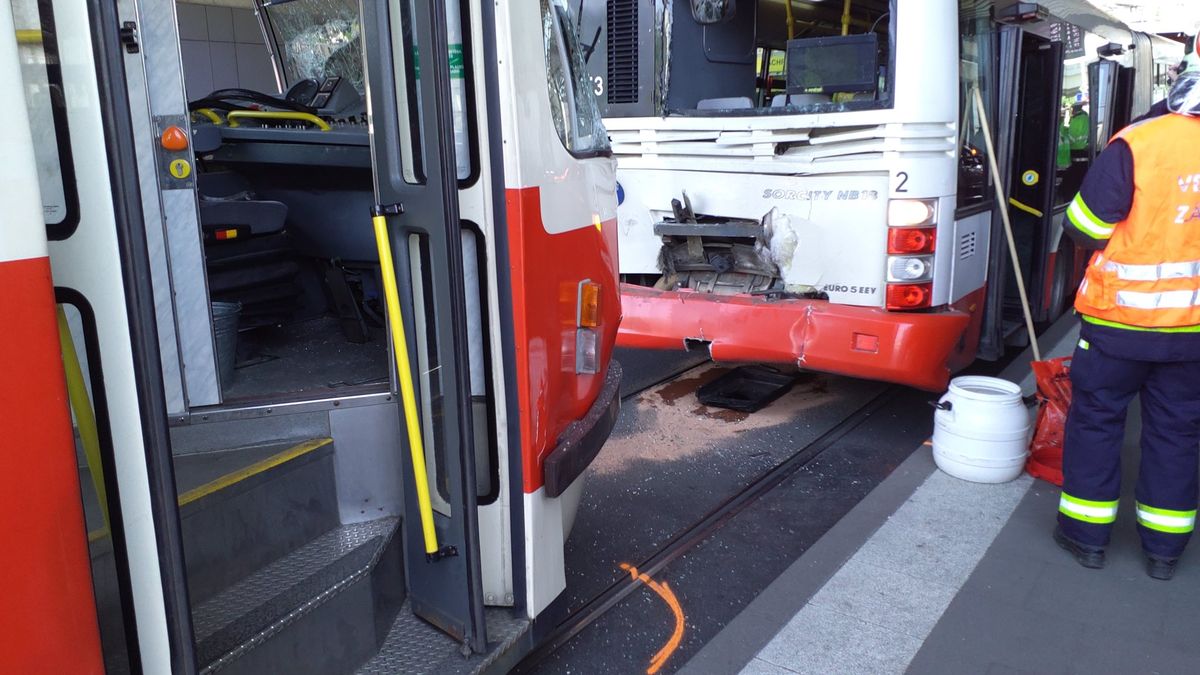 Tramvaj v Praze zezadu narazila do autobusu. Několik zraněných