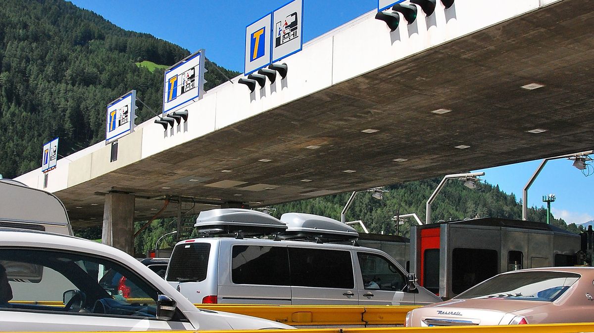 „Děda Sprint“ projížděl v Itálii mýtnými branami za cizími auty. Dluží přes 90 tisíc