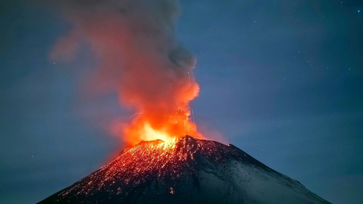 FOTO: Popocatépetl zasypal popelem okolí Mexico City