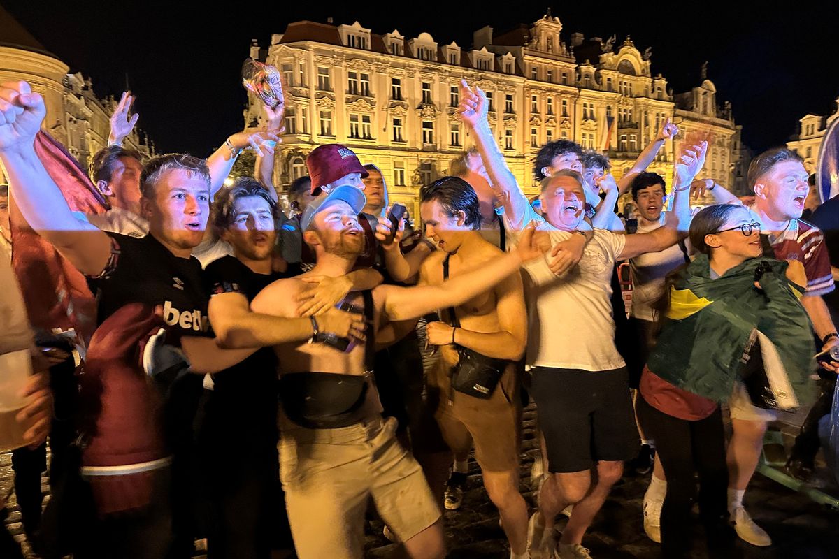 Fanoušci West Hamu slavili v centru Prahy, střetli se s policií
