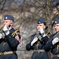 Na počest armádního generála bylo vystřeleno několik salv