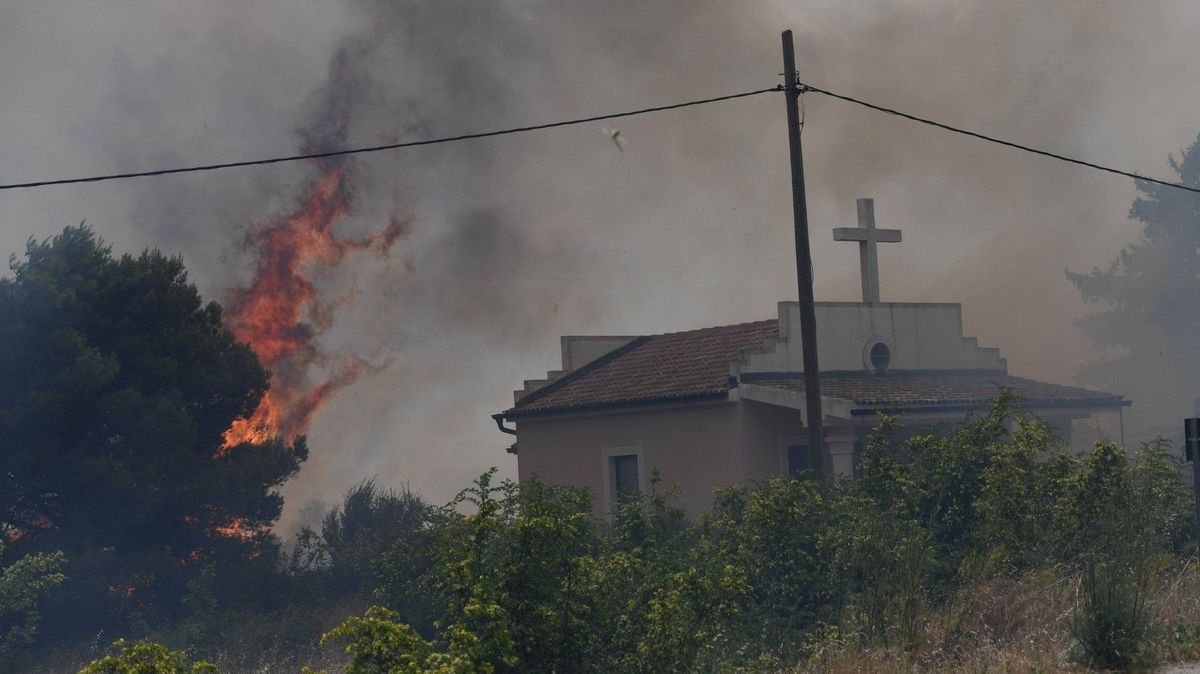 Chorvatsko dusí mohutný lesní požár, ohrožuje i turisty
