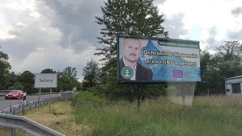 Kotleba na Slovensku rozmístil kontroverzní billboardy. Chce zemi „ochránit“ před LGBT