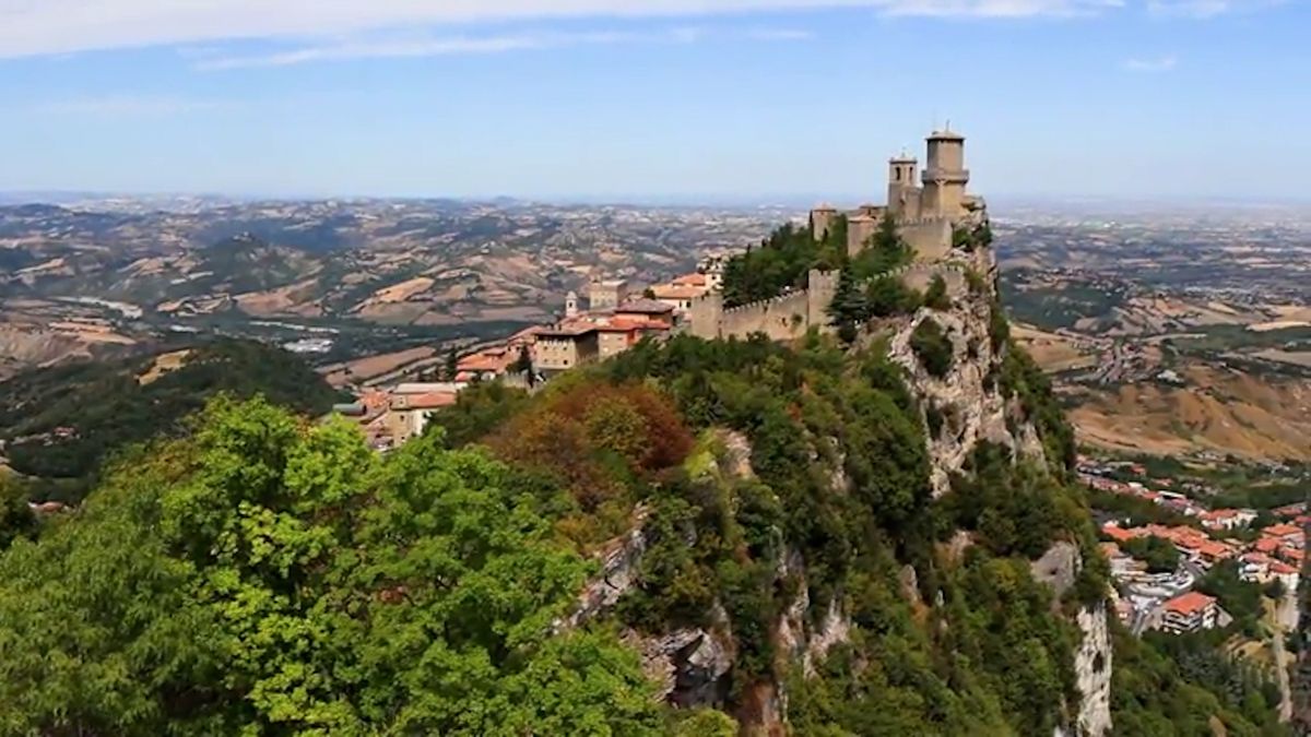 San Marino vábí v plném slunci i mlžném oparu