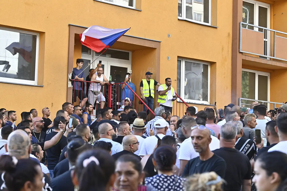 <p>V Krupce na Teplicku se shromáždily 18. července 2023 odhadem tři stovky Romů, volají po větší bezpečnosti, účastníci se vydali na pochod městem. Napětí v Krupce vyvolal konflikt mezi několika lidmi na místním sídlišti.</p>