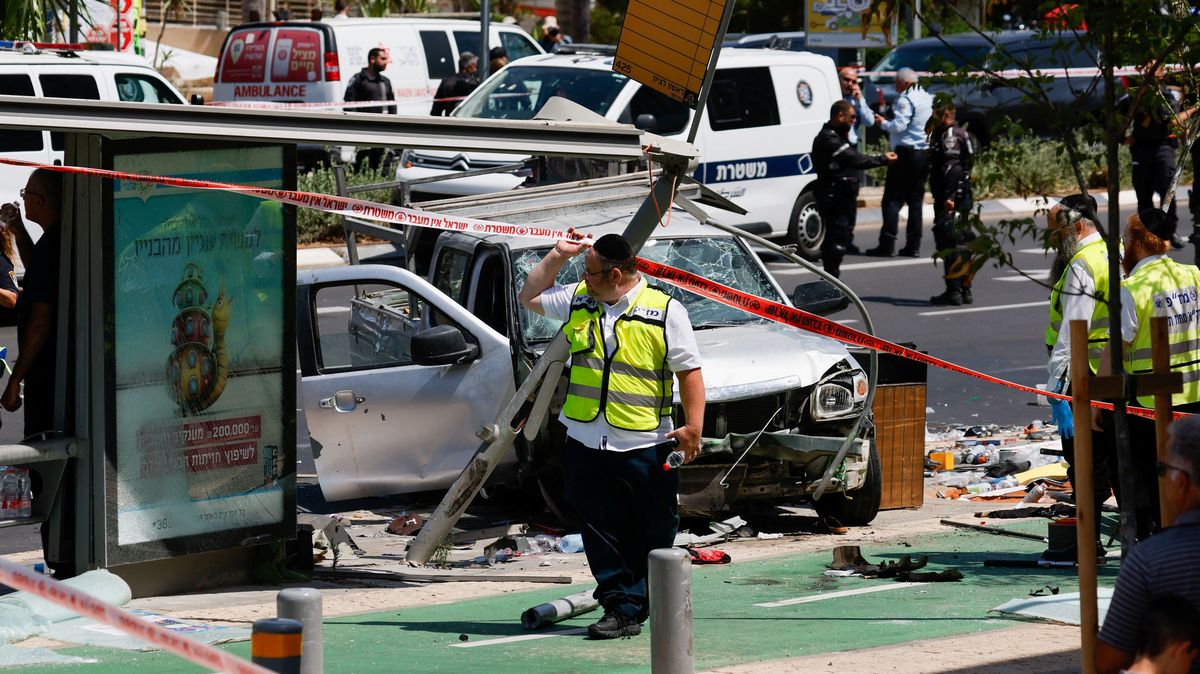 Do chodců v Tel Avivu najelo auto. Ozbrojený civilista řidiče zastřelil