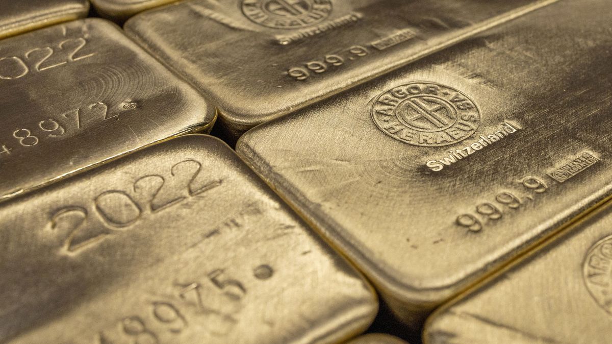 Cena zlata překročila 2000 dolarů za unci, je blízko rekordu
