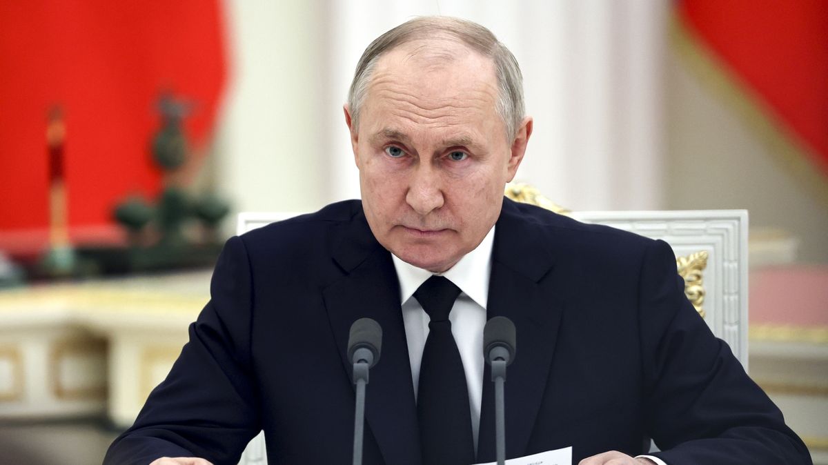 Putin nebude mít po puči devět měsíců jako Hitler, soudí ruský historik Zubov