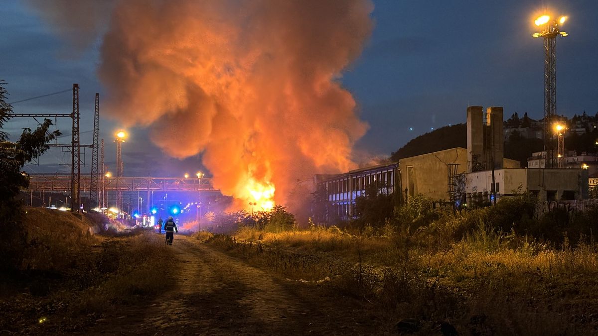 Hasiči zasahují u požáru budovy na Smíchovském nádraží, evakuovali 11 lidí