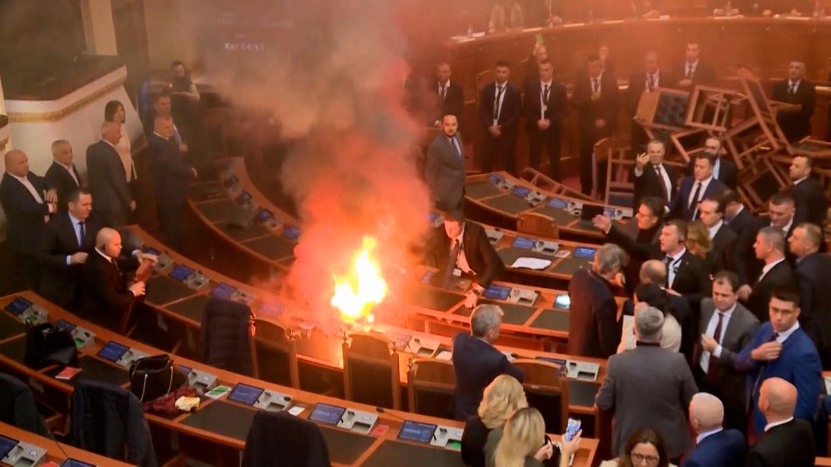 Dusno v albánském parlamentu. Opozice vyrukovala s dýmovnicemi