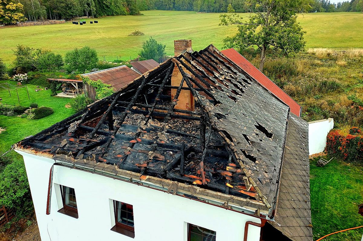 Plameny vyšlehly z půdy na střechu rodinného domu v Prachaticích, škoda za dva miliony