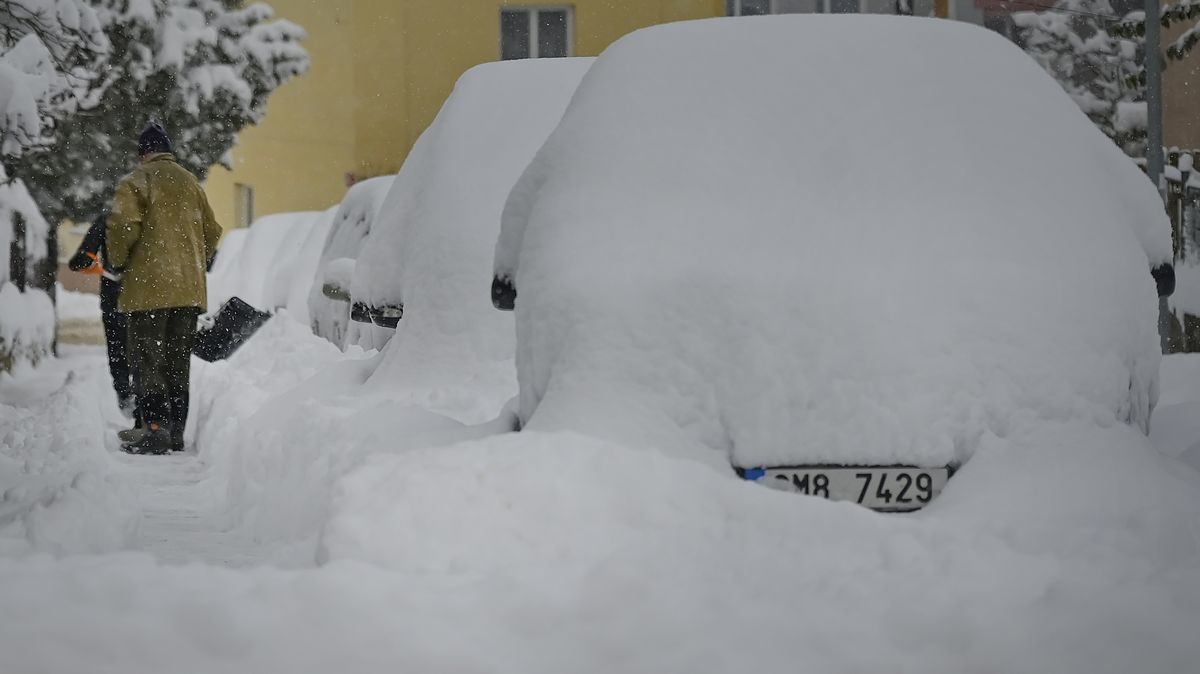Z bohaté nadílky se stává sněhová past