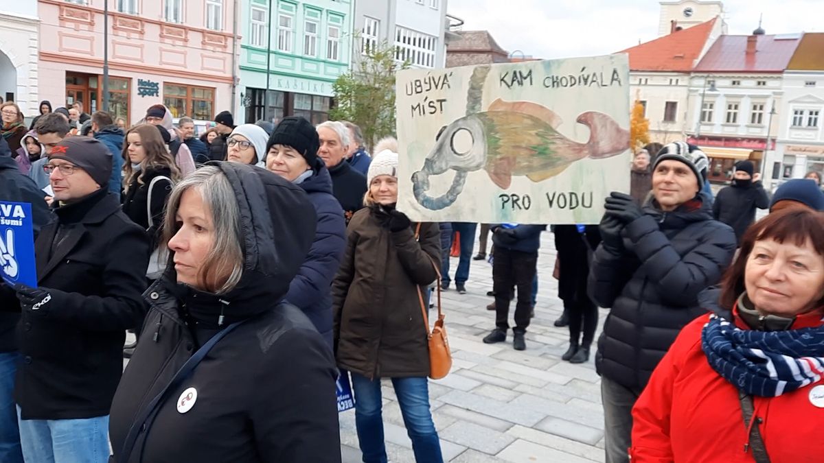 Náměstí ve Valašském Meziříčí demonstrovalo za vyšetření kauzy Bečva