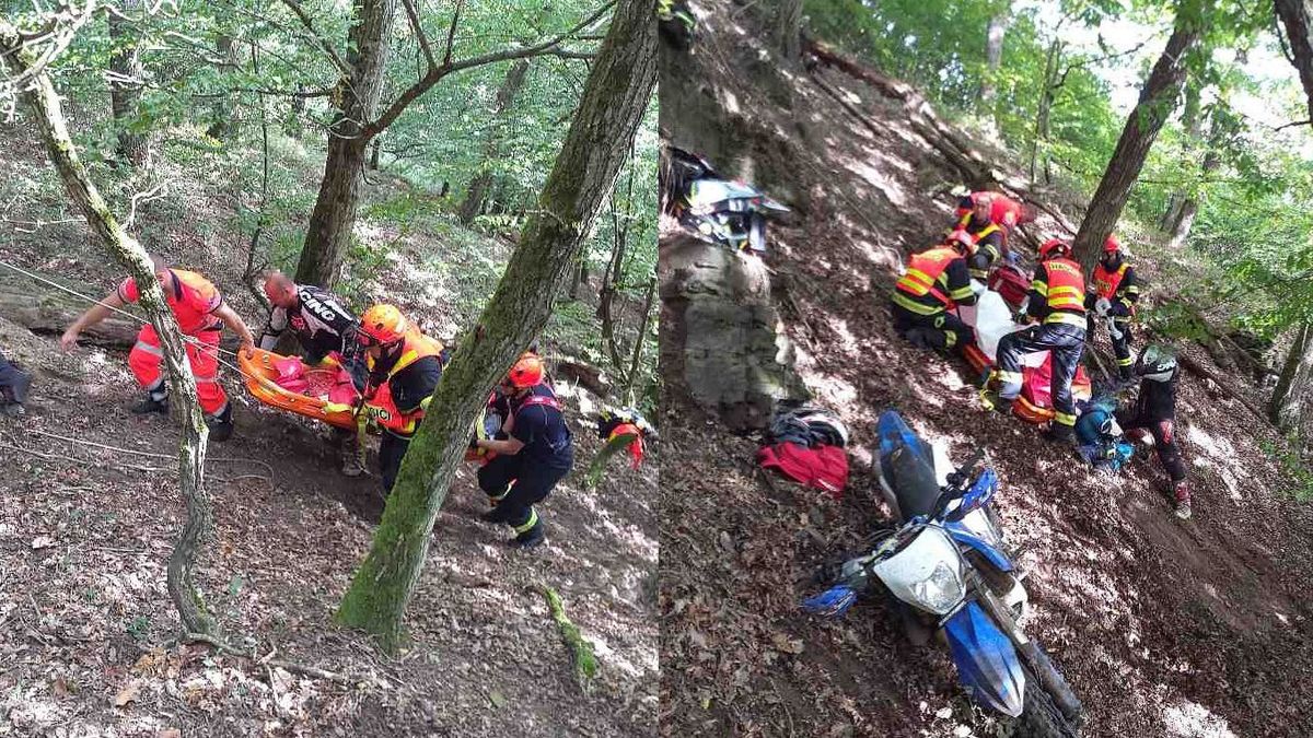 Motorkář ležel po nehodě v lese na Vyškovsku zraněný ve strmém svahu