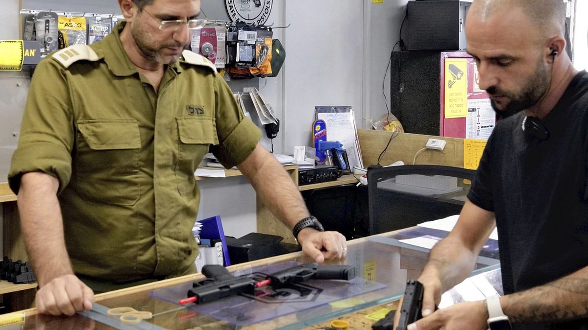 Izraelci od 7. října podali tolik žádostí o zbrojní pas jako za 20 let